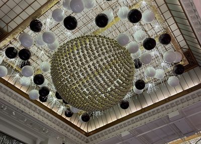 Boules et formes géantes pour scénographie de Noël grand format